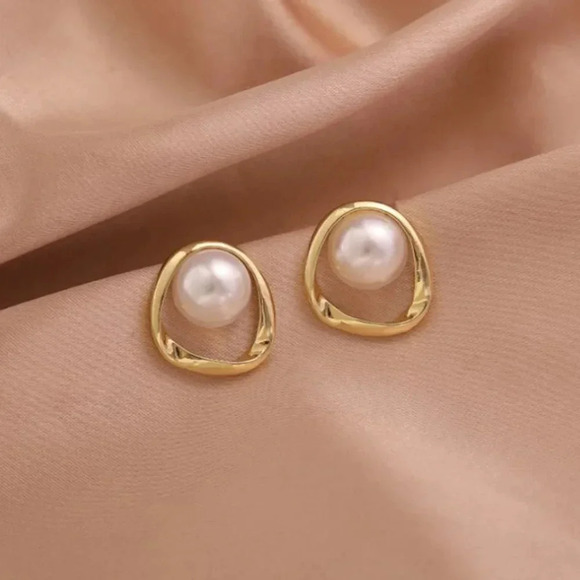 NEW Minimalist Gold Large White Pearl Stud Earrings - Picture 3 of 6